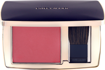 Otwarty róż w kamieniu Estée Lauder Pure Color Envy Sculpting Blush Pink Kiss z dołączonym pędzlem do konturowania.