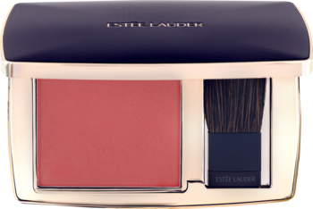 Estée Lauder Pure Color Envy Sculpting Blush Wild Sunset. Otwarty, koralowy róż z pędzlem w złotym, napełnianym kompakcie.