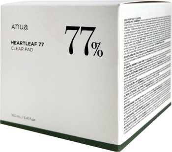 Białe pudełko Anua Heartleaf 77% Clear Pad (tonizujące płatki), widok z przodu pod kątem, z dużym "77%".