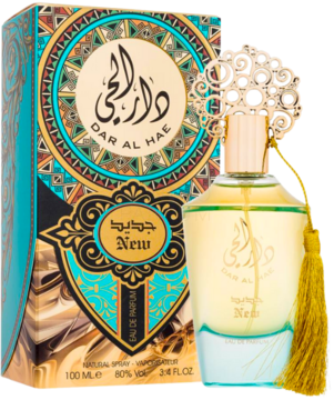 Damska woda perfumowana Dar Al Hae New w złotej butelce z pomponem, stojąca przed ozdobnym pudełkiem w turkusie.
