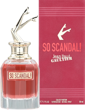 Damska woda perfumowana JPG So Scandal! w szklanej butelce z korkiem w kształcie nóg, obok różowe opakowanie.