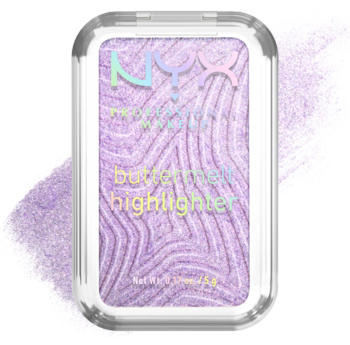 NYX Buttermelt rozświetlacz w kamieniu No 1 Butta, lawendowy, perłowy z falistym wzorem w puderniczce z swatch'em.