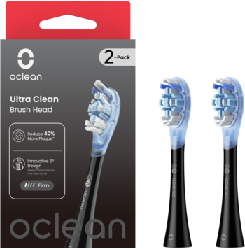 Czarne końcówki Oclean Ultra Clean (2-pak) z niebieskimi włóknami. Obok opakowanie z napisami, redukcja płytki.
