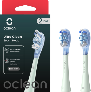 Opakowanie 2 miętowych końcówek Oclean Ultra Clean do szczoteczki sonicznej i dwie luźne główki z boku.
