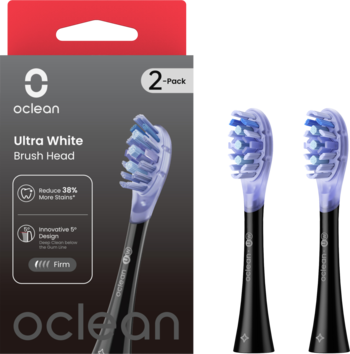 Dwie czarne końcówki Oclean Ultra White do szczoteczki sonicznej, z przezroczystym włosiem, w opakowaniu 2-pak, na czerwonym tle.