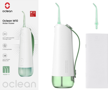 Oclean W10 irygator dentystyczny, biało-zielony, z widocznym opakowaniem i ładowarką. Ujęcie z przodu.