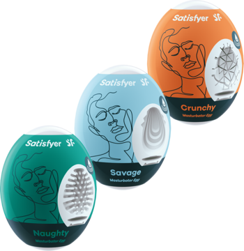 Trzy Satisfyer Masturbator Eggs: zielony Naughty, niebieski Savage, pomarańczowy Crunchy z różnymi teksturami, ukośnie.