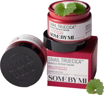 Dwa czerwone słoiki i pudełko kremu Some By Mi Snail Truecica Miracle Repair, z zielonymi listkami Centella na szarym tle.