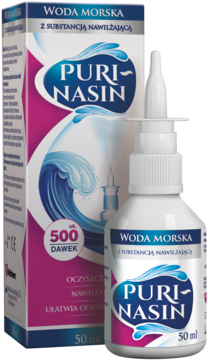 Biała butelka Puri-nasin, spray do nosa z wodą morską nawilżającą, przed różowo-białym pudełkiem.