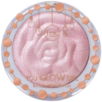 Okrągły, różowy, pieczony rozświetlacz J.Cat Beauty You Glow Girl z wytłoczonym wzorem róży i logo na froncie.