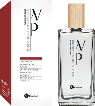 Kruidvat Oud Wood & Chinese Pepper EDP. Przezroczysta butelka z drewnianą nakrętką i białe pudełko, ułożone obok siebie.