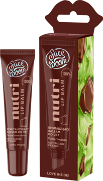 Brązowy balsam do ust BodyBoom Nutri Dubai Chocolate w tubce i pudełku, przód. Pudełko ma zielony wzór z czekoladą.