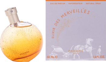 Hermès Elixir Des Merveilles woda perfumowana. Złota, okrągła butelka obok fioletowego pudełka z motywem powozu.