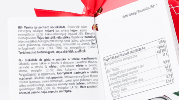 Zbliżenie na otwartą broszurę: tekst o czekoladzie do picia o smaku waniliowym i tabela żywieniowa.