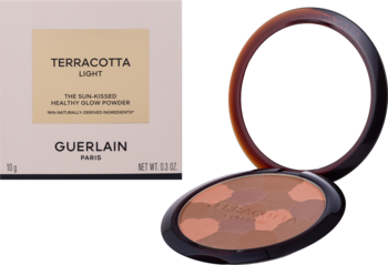Puder Guerlain Terracotta Light, beżowe pudełko obok otwartego bronzera z lustrem, widok pod kątem.
