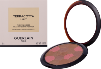 Guerlain Terracotta Light, rozświetlający puder. Otwarty kompakt z lusterkiem, puder w mozaice brązów i różu. Obok beżowe pudełko.