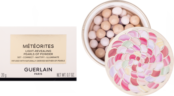 Guerlain Météorites puder w kulkach: białe pudełko, otwarte opakowanie z kolorowymi perłami i mozaikowym wzorem.