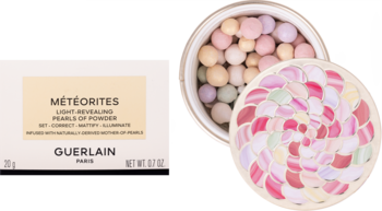 Guerlain Météorites: pudełko i otwarty puder w kulkach z pastelowymi perełkami, wieczko zdobi mozaikowy wzór róży.