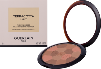 Guerlain Terracotta Light puder rozświetlający i jego beżowe opakowanie. Otwarty kompakt z pudrem w odcieniach brązu.