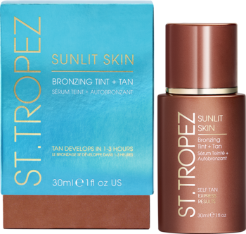 St. Tropez Sunlit Skin Bronzing Tint + Tan, 30ml, w brązowej butelce z pompką i turkusowym pudełku, widok z przodu.