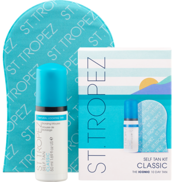 Niebiesko-biały zestaw St. Tropez Self Tan Classic: nawilżająca pianka 50ml, rękawica i pudełko. Widok z przodu.