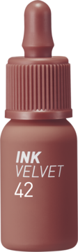 Brązowo-różowy tint do ust Peripera Ink Velvet 42 w butelce z zakraplaczem, na stonowanym tle, widok z przodu.