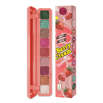 Otwarta paleta J.Cat Beauty Sweet Tooth Berry Cream z 9 błyszczącymi cieniami; obok pudełko z truskawkami.
