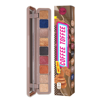 Otwarta paleta J.Cat Beauty Coffee Toffee z 9 błyszczącymi cieniami, lustrem, obok opakowanie stylizowane na baton kawowy.