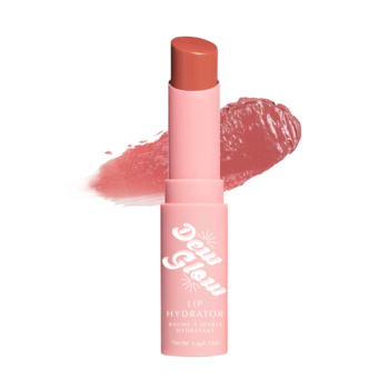 J.Cat Beauty Dew Glow nawilżający balsam do ust Full Gleam w różowym sztyfcie, z peachy-pink swatche na ciemnym tle.