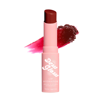 Różowy balsam do ust Dew Glow LIP HYDRATOR, wysunięty sztyft w kolorze ciemnej czerwieni, błyszczący swatch.