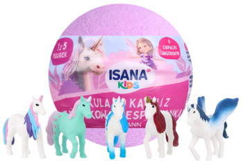 Isana Kids kula do kąpieli z jagodowym zapachem i figurkami jednorożców na tle opakowania, widok z przodu.