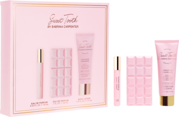 Różowe opakowanie zestawu Sabrina Carpenter Sweet Tooth: perfumy 30ml, 10ml i balsam 75g, na pastelowym tle.