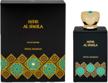 Perfumy Swiss Arabian Sehr Al Shola: czarna butelka i pudełko ze złotym, orientalnym wzorem, złota nakrętka, widok z przodu.