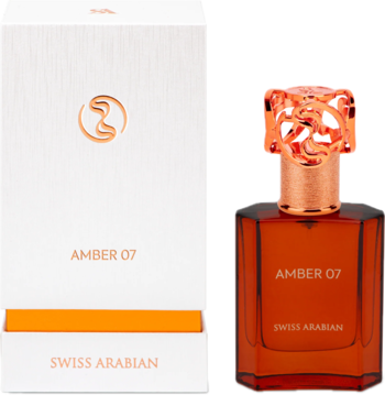 Swiss Arabian Amber 07, perfumy unisex: bursztynowy flakon z ozdobnym korkiem i białe pudełko. Widok z przodu.