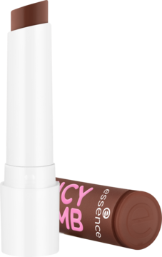 Dwa brązowe balsamy do ust Essence Juicy Bomb 05 Choco-Lot. Jeden otwarty w białej tubce, drugi z etykietą leży obok.