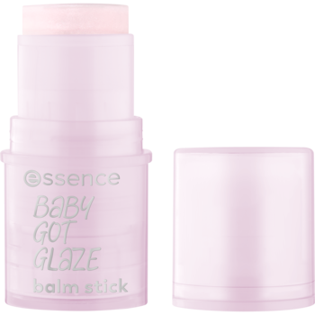 Różowy rozświetlający balsam Essence Baby Got Glaze w sztyfcie, częściowo otwarty, na jasnym różowym tle.