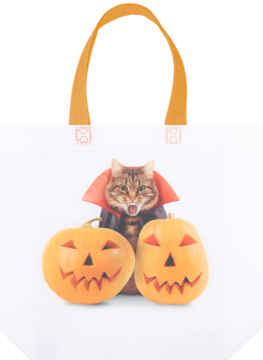 Biała torba PP ELOY z nadrukiem Halloween: kot-wampir w czarnej pelerynie i dwie rzeźbione dynie. Front.