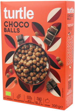 Pomarańczowe opakowanie płatków Turtle Choco Balls, czekoladowe kulki w misce i obok, widok z przodu.