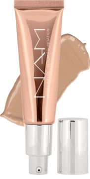 NAM Hydra Infuse hybrydowy podkład serum Natural, różowozłota tubka z pompką, widoczne smugi nawilżającego kosmetyku.