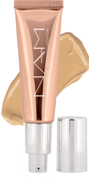 NAM Hydra Infuse wegański podkład-serum Sand w miedzianej tubce ze srebrną pompką, obok beżowy swatch.