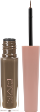 Eyeliner NAM Simply Brown Liner, brązowy, butelka otwarta z cienkim pędzelkiem stojącym obok na różowej nasadce.