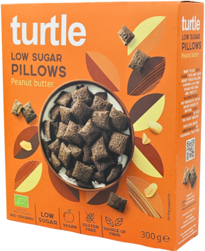 Pomarańczowe opakowanie płatków Turtle Low Sugar Pillows Peanut Butter, z miską ciemnych poduszek zbożowych. Widok z przodu.