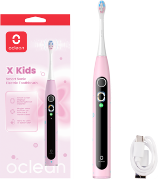 Różowa szczoteczka soniczna Oclean X Kids, obok pudełka i białego kabla USB-C, widok z przodu.