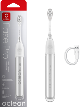 Srebrna szczoteczka soniczna Oclean Ease Pro, w opakowaniu i z kablem USB-C, na różowym tle.