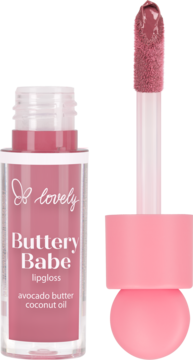 Różowy błyszczyk Lovely Buttery Babe, z otwartą buteleczką i uniesionym aplikatorem z produktem. Nawilżający.