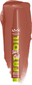 NYX Fat Oil Slick Click balsam do ust Verified, brązowy sztyft na tle kremowego swatcha w tym samym kolorze.