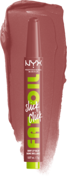NYX Fat Oil Slick Click balsam do ust w brązowej tubce z zielonym napisem, widok z przodu, na tle rozmazanej smugi koloru.