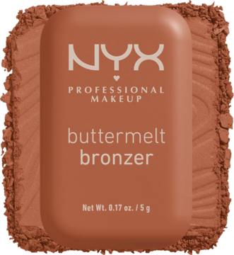 NYX Buttermelt bronzer do twarzy w karmelowym kompakcie, otoczony sypkim pudrem. Widok z góry.