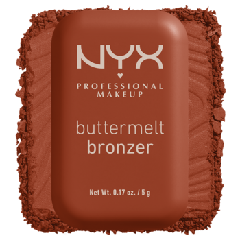 Bronzer NYX Buttermelt w brązowej, zaokrąglonej puderniczce, otoczony rozsypanym proszkiem, widok z góry.