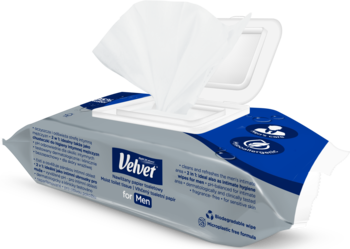 Granatowe opakowanie nawilżanego papieru toaletowego Velvet for Men, z wyciągniętą białą chusteczką. Widok pod kątem.